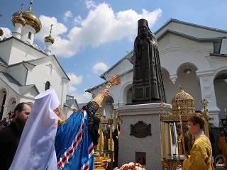 В скиту Святогорской лавры УПЦ освятили памятник православному подвижнику - святителю Иоанну Шанхайскому и Сан-Францисскому
